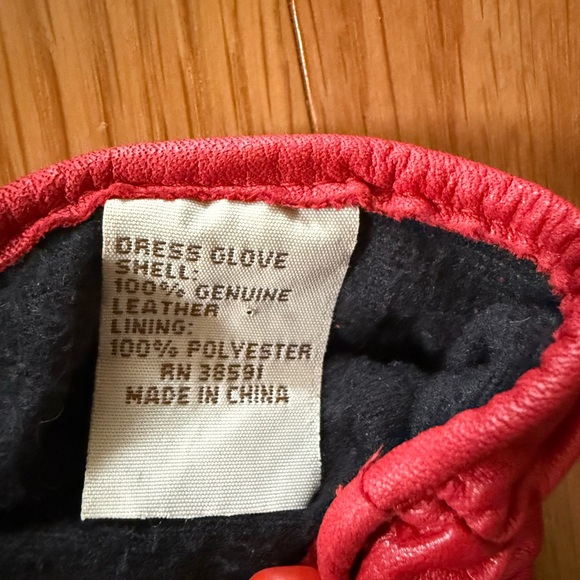 Women’s medium Red 100% leather gloves with 100% polyester lining. Worn once - Picture 3 of 7